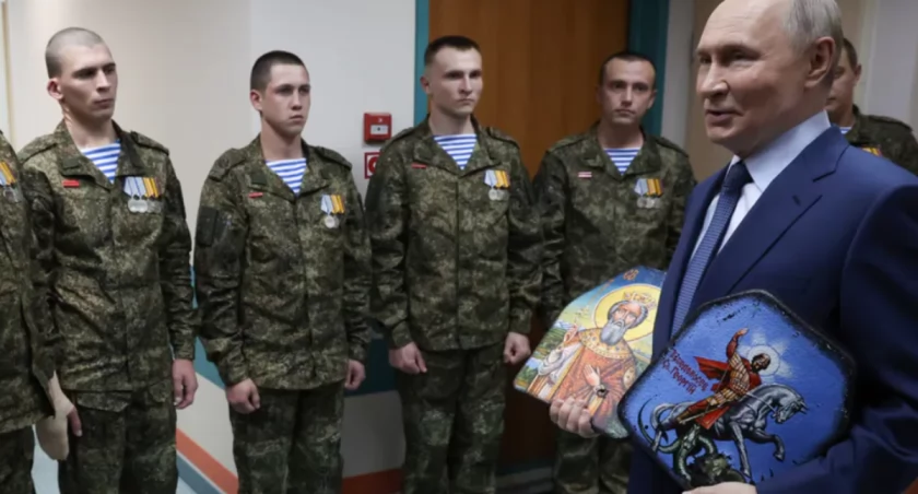 Putin rekrutuje przez znajomych. Premia za wysłanie kolegi na śmierć