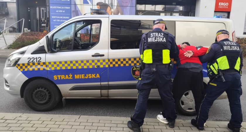 Groził, że spali mieszkanie. Agresor obezwładniony przez strażników miejskich