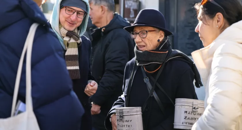 Nie dla siebie, lecz dla pamięci. Powązki znów pełne dobra i wzruszeń