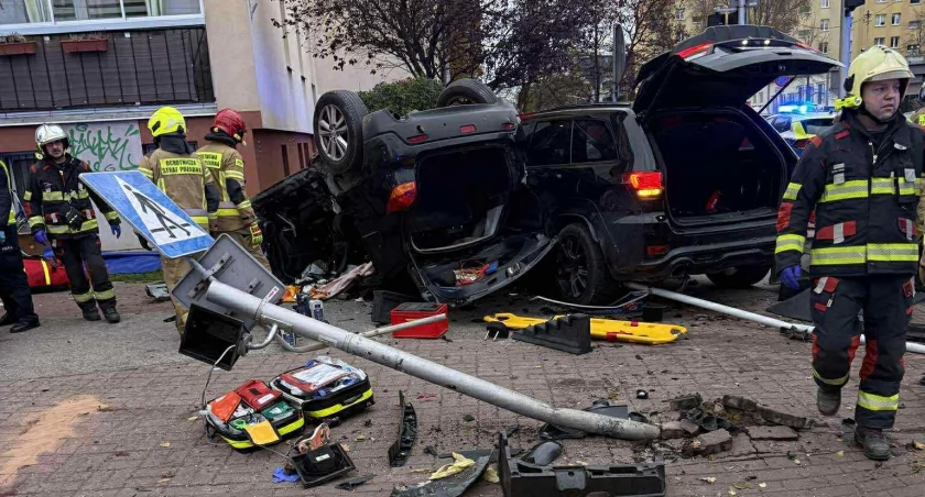 Dramat pod Warszawą. Auto dachowało, sygnalizacja runęła na pieszych!