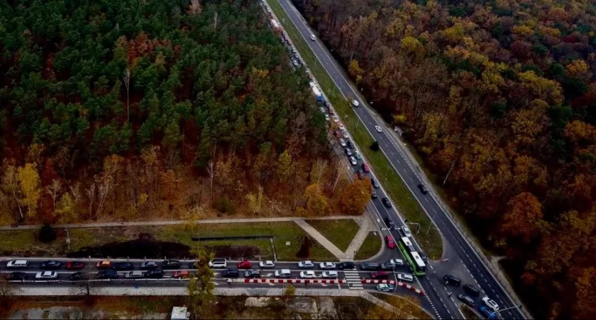 Duże natężenie ruchu na trasach wlotowych i w pobliżu nekropolii