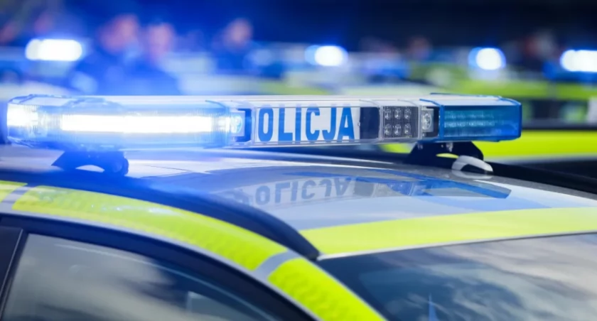 Szaleńczy pościg pod Warszawą! Radiowóz rozbity, ranny policjant 
