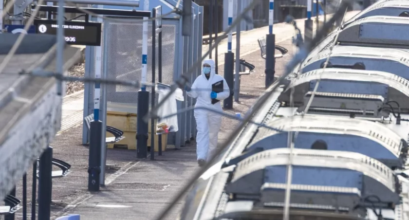 Krwawy horror w brytyjskim pociągu. Król Karol III wstrząśnięty atakiem nożownika