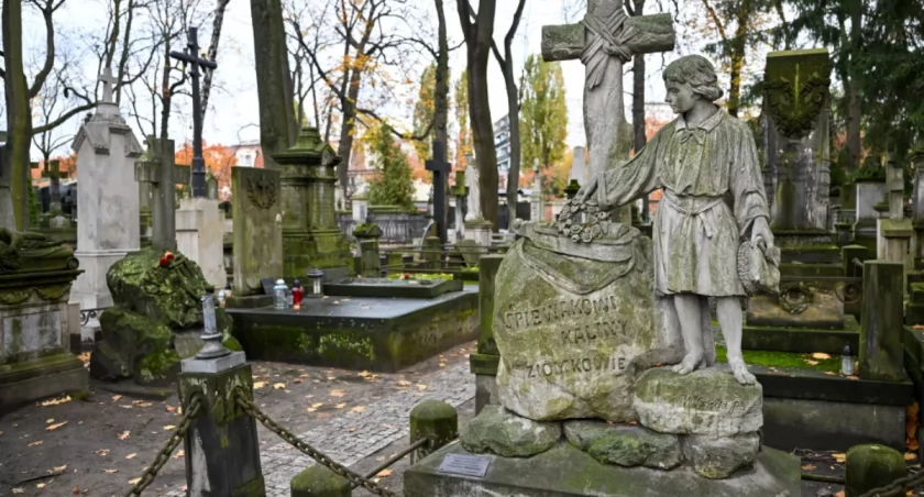 Warszawskie Powązki mają 235 lat. Każdy grób to opowieść o Polsce