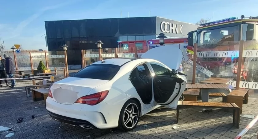 Mercedes wjechał prosto w McDonald’s! Cudem nikt nie zginął