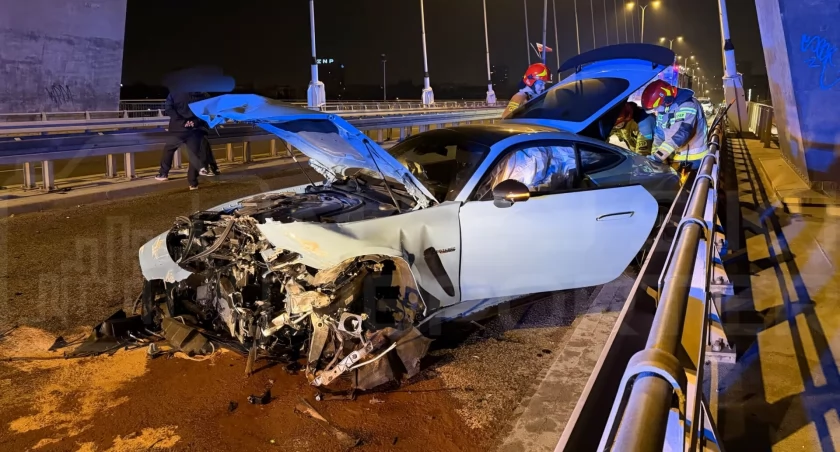 Mercedes za 1,5 mln roztrzaskany na Moście Świętokrzyskim. Ukrainiec za kierownicą – Polak w szpitalu!