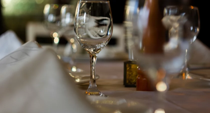 Skandal w Varso Tower?! Wyrzucili go z restauracji, bo był z psem przewodnikiem