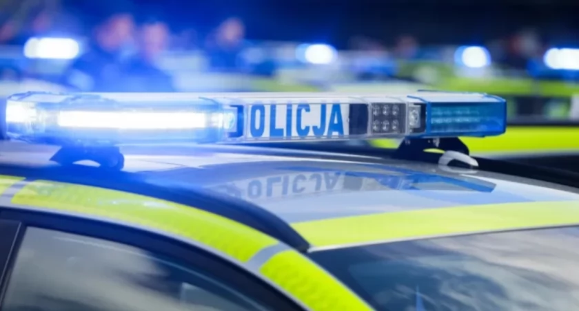 Szaleńczy pościg w Warszawie! Kierowca BMW rozbijał auta, zanim wpadł na latarnię!