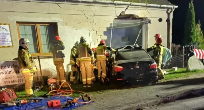 BMW wbiło się w dom. Co się stało?