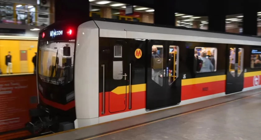 Dramat w warszawskim metrze: pijany pasażer zaatakował matkę z chorym dzieckiem