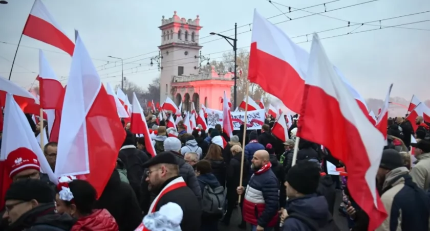 Na rondzie Dmowskiego gromadzą się uczestnicy Marszu Niepodległości