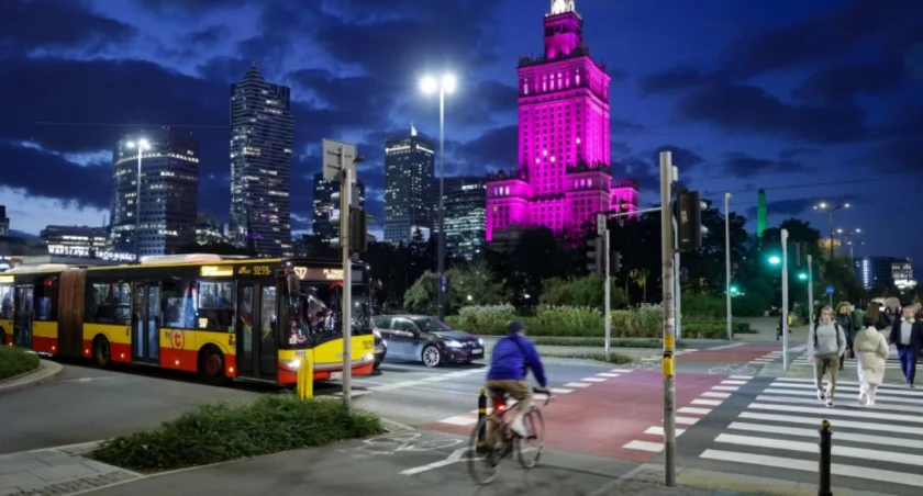 Tramwaje i autobusy znów na trasach. Warszawa wraca do codzienności