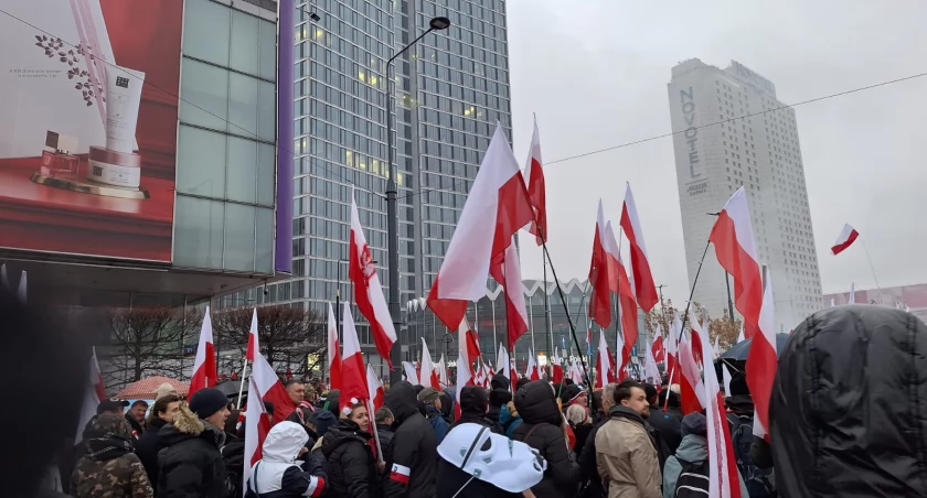 Najspokojniejszy Marsz Niepodległości od lat! Tysiące Polaków w biało-czerwonym morzu jedności!