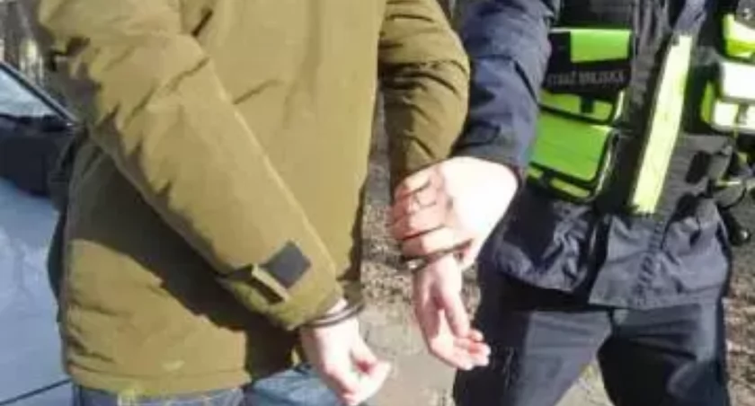 Agresywny pijany obcokrajowiec zatrzymany na Pradze. Miał nóż i narkotyki