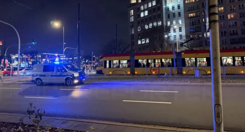 Chaos na Rondzie Radosława. Bohaterska interwencja motorniczych zakończyła się krwawą bójką
