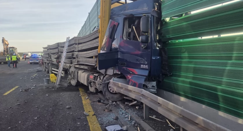 Zablokowana trasa S7. W ciężarówce przewożącej betonowe płyty wystrzeliła opona