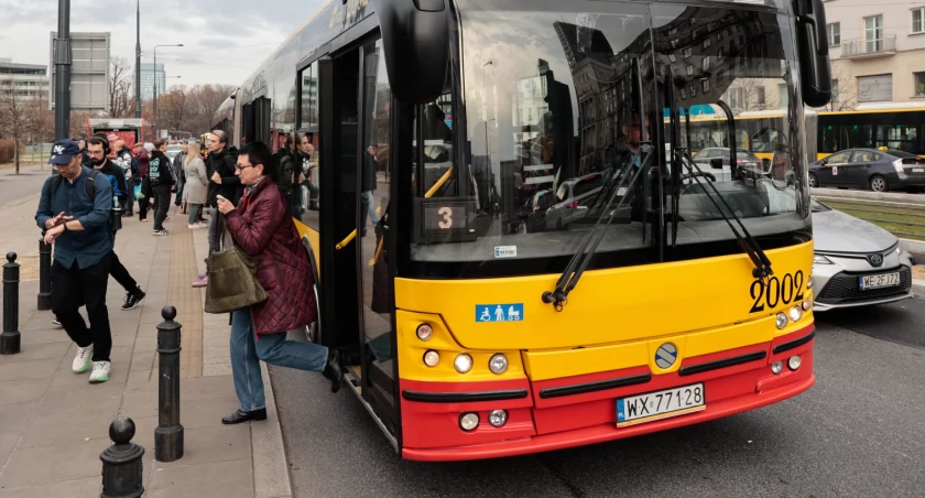 Dramat w warszawskim autobusie! Pies rzucił się na pasażerkę – ludzie w szoku!