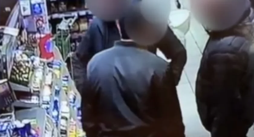 Groza na Targówku. Uzbrojeni napastnicy wpadli do Żabki – wszystko nagrała kamera