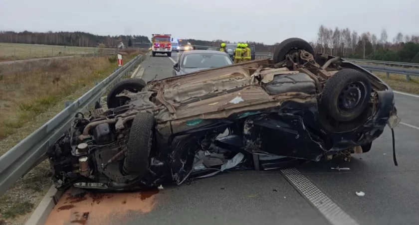 Tak wyglądał horror na S8: dachowanie, trzy rozbite auta i kompletny paraliż trasy