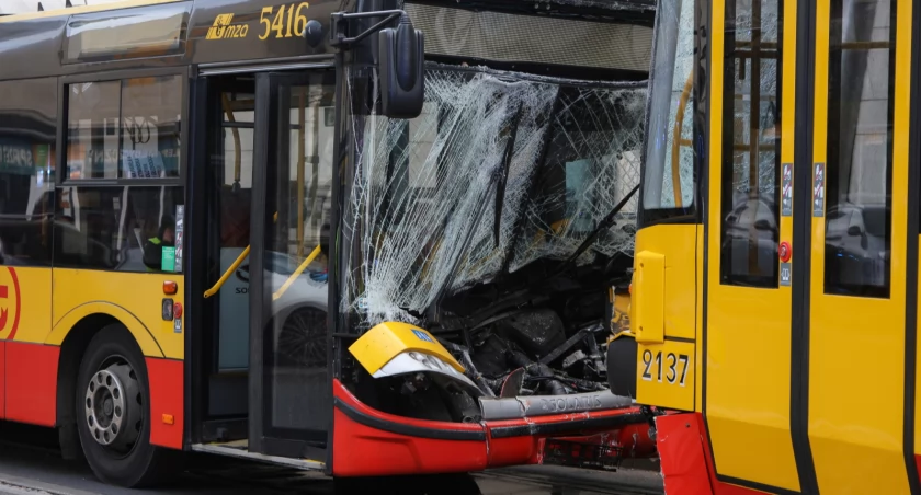 Tragedia o poranku w Warszawie! Autobus zmiażdżony między dwoma tramwajami – dziesiątki rannych!