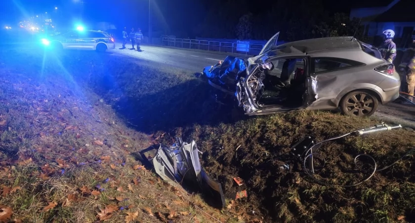 Tragiczny wypadek na DK10. Nie żyje 22-letni kierowca opla