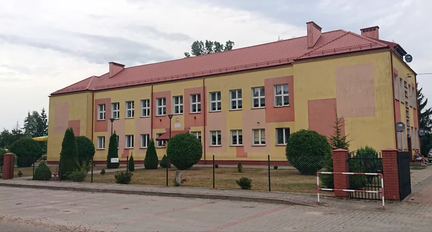 Szok w szkole pod Ostrołęką. Policja weszła w trakcie lekcji i wyprowadziła nauczycielkę