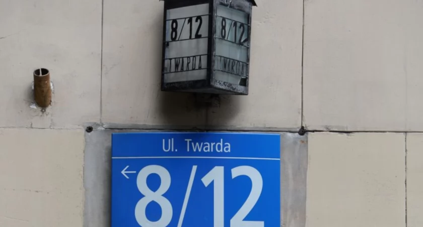 Sensacja w sercu Warszawy! W piwnicy przy Twardej odkryto godło PRL ułożone na… podłodze!