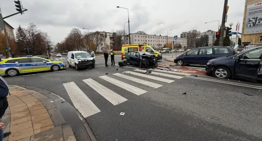 Pędził na czerwonym bez prawa jazdy. Sekundy później pięć aut było zmiażdżonych – dramat na Mokotowie!