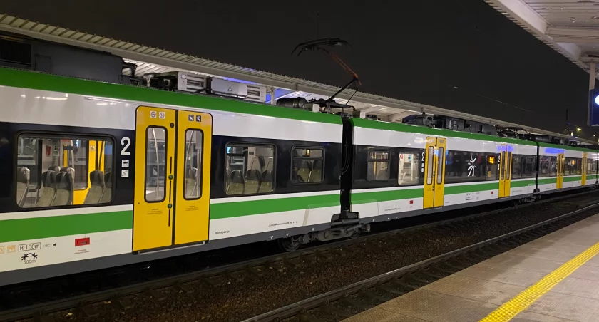 Ursus. Śmiertelne potrącenie na torach. Opóźnienia pociągów sięgają godziny