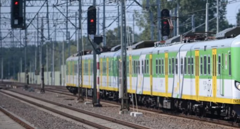 Dramat na torach pod Warszawą. Ruch sparaliżowany, pasażerowie utknęli