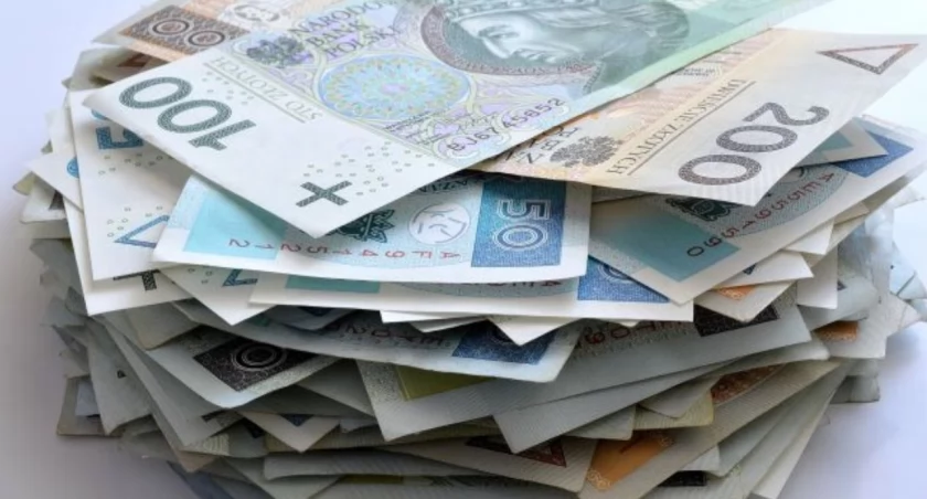 Przyspieszone wypłaty emerytur. ZUS potwierdza: część seniorów dostanie pieniądze wcześniej