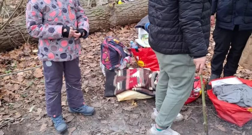 Mrożące serce sceny nad Wisłą. Matka grzała dzieci przy ognisku 