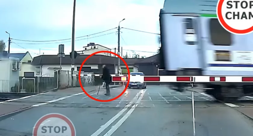 Centymetry od tragedii. Staruszek o włos przed pędzącym pociągiem