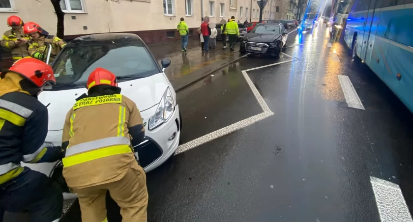 Potężny karambol w Warszawie! 7 aut zmiażdżonych na Woli