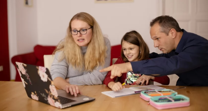 Oddajesz dziecku telefon, gdy jesteś zmęczony? Zobacz, co naprawdę mu robisz