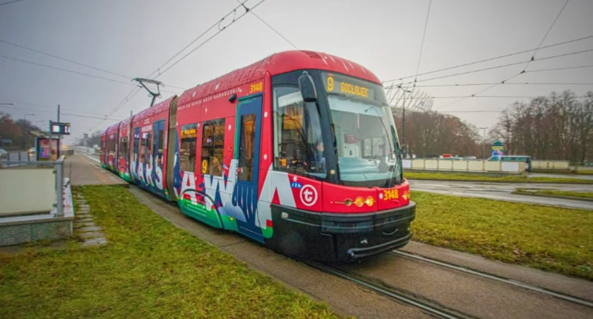 Świąteczne metro, tramwaj i autobus już na trasach. Warszawa znów błyszczy na święta!  