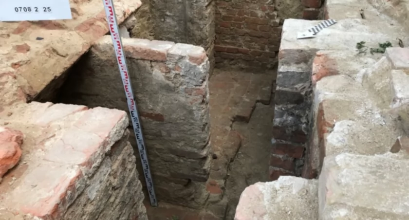 Butelka mleka, małe buty… Archeolodzy odkrywają dramat dzieci Korczaka
