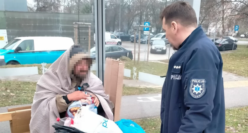 Kiedy drzwi otwiera samotność, oni przynoszą ciepło. Świąteczna akcja policji na Bielanach