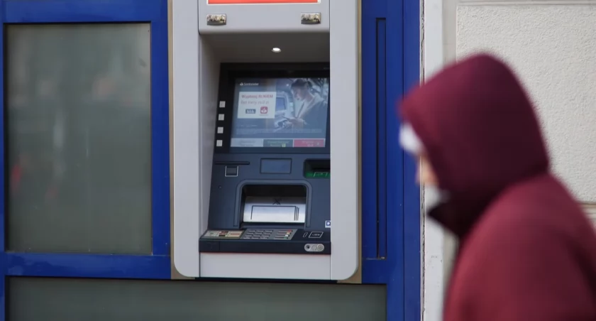 Nerwowe ruchy obcokrajowca przy bankomacie…