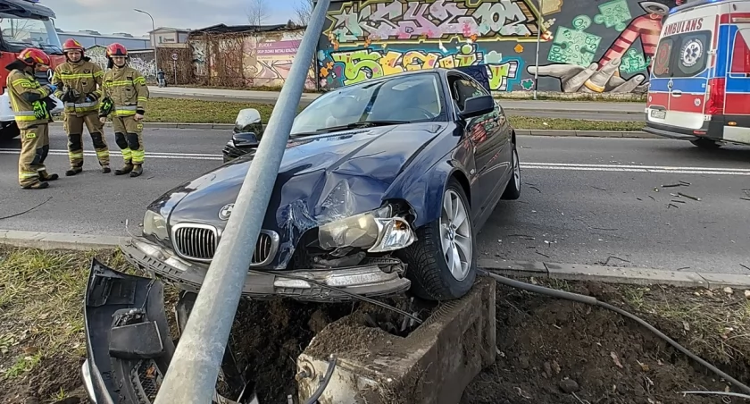Wjechał w słup oświetleniowy
