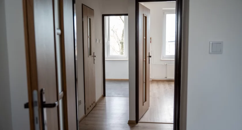Warszawa oddaje mieszkania i szykuje schrony