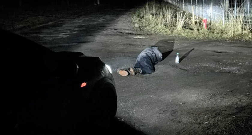Mężczyzna leżał na jezdni