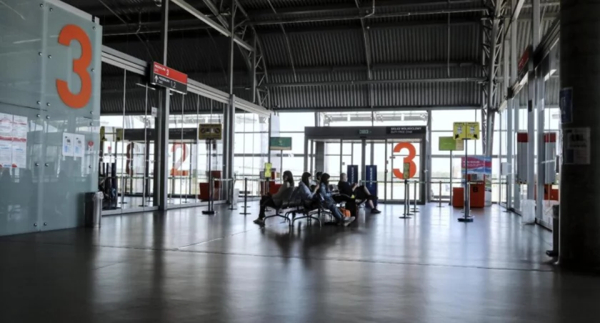 Mazowieckie lotniska pod presją. Tysiące bez wjazdu