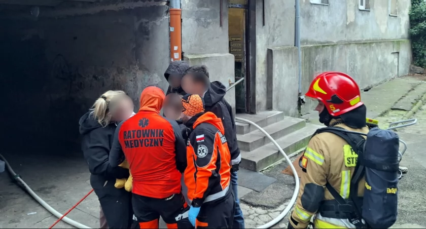 Pożar kamienicy. W środku kobieta z trójką dzieci