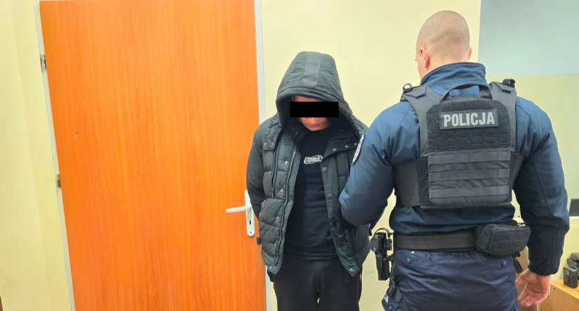 Koszmar zza drzwi. Groził śmiercią, pisał w sieci, nosił maczetę