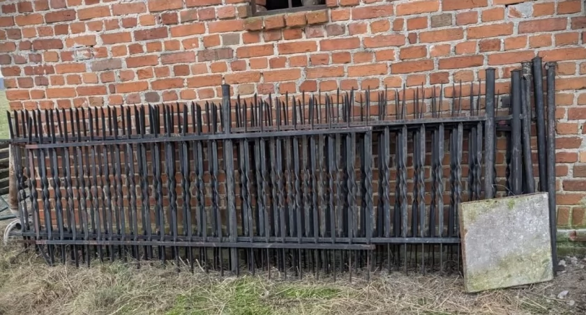 Zniknęło ogrodzenie, brama i… pół budowy