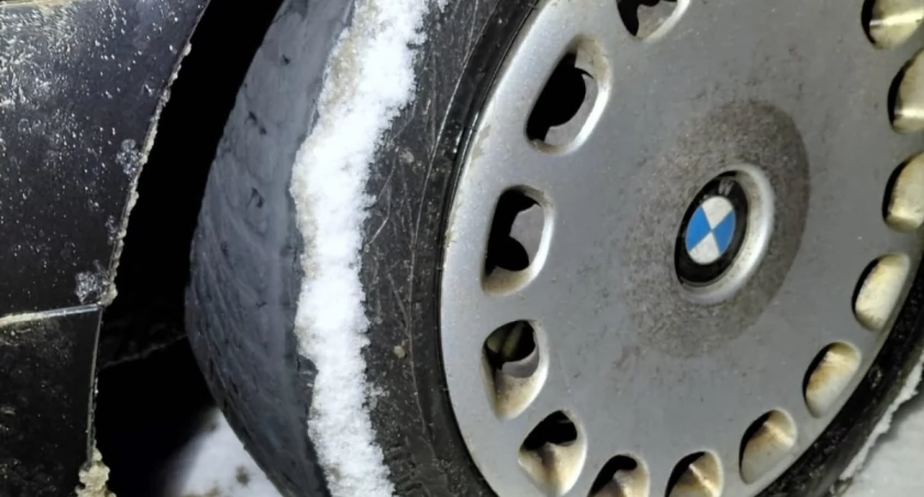 BMW na łysych oponach