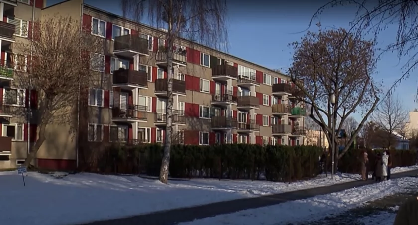 Budzą się i widzą złodzieja w pokoju