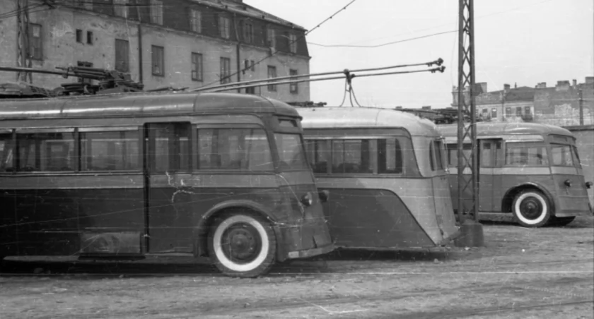 „Trajlusie”, „trajlki”, „stalince”. 79 lat temu Warszawa ruszyła trolejbusem
