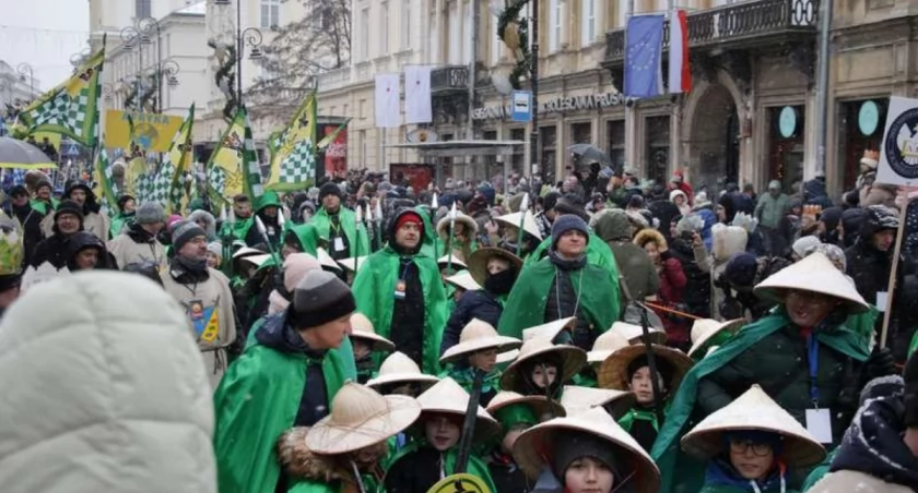 Trakt Królewski wypełnił się tłumem! Orszak Trzech Króli ruszył w Warszawie